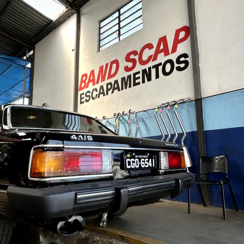 Chevrolet clássico em serviço na Band Scap Escapamentos — Vila Ema SP