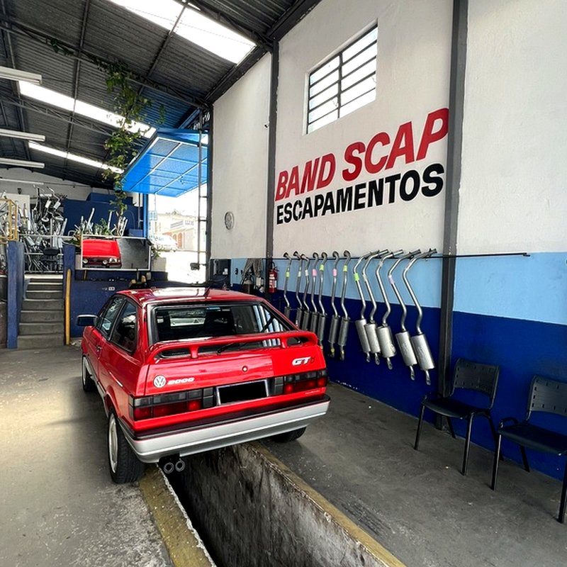 VW Gol GT vermelho recebendo escapamento esportivo na Band Scap